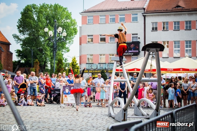 Zdjęcie w galerii na portalu naszraciborz.pl: Cyrkowe popisy na raciborskim Rynku [FOTO i WIDEO]  wiadomości z regionu