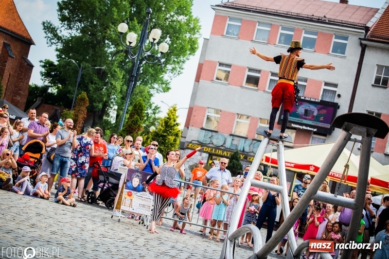 Zdjęcie w galerii na portalu naszraciborz.pl: Cyrkowe popisy na raciborskim Rynku [FOTO i WIDEO]  wiadomości z regionu