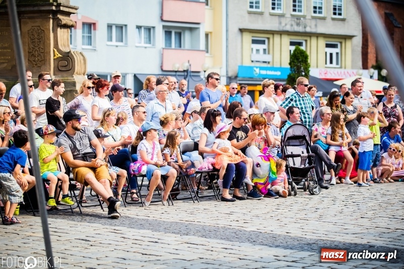 Zdjęcie w galerii na portalu naszraciborz.pl: Cyrkowe popisy na raciborskim Rynku [FOTO i WIDEO]  wiadomości z regionu
