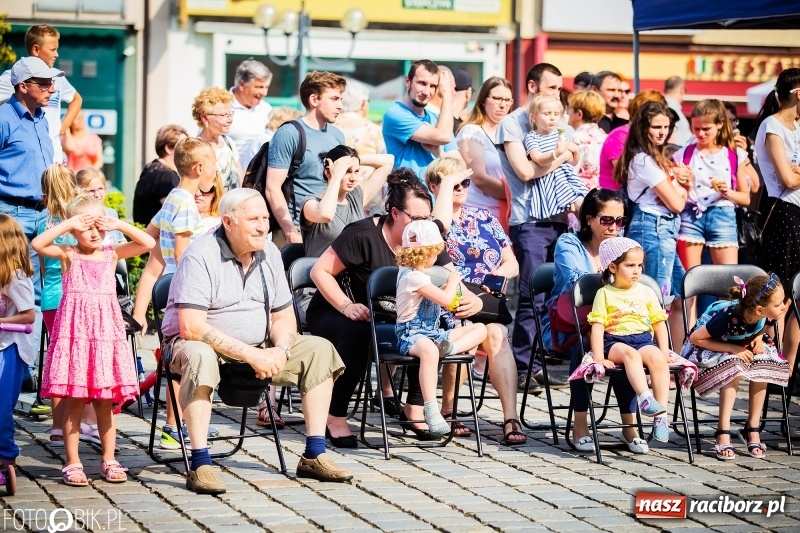 Zdjęcie w galerii na portalu naszraciborz.pl: Cyrkowe popisy na raciborskim Rynku [FOTO i WIDEO]  wiadomości z regionu