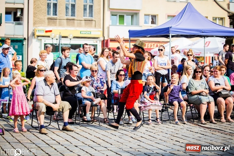 Zdjęcie w galerii na portalu naszraciborz.pl: Cyrkowe popisy na raciborskim Rynku [FOTO i WIDEO]  wiadomości z regionu