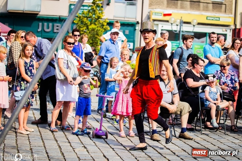 Zdjęcie w galerii na portalu naszraciborz.pl: Cyrkowe popisy na raciborskim Rynku [FOTO i WIDEO]  wiadomości z regionu