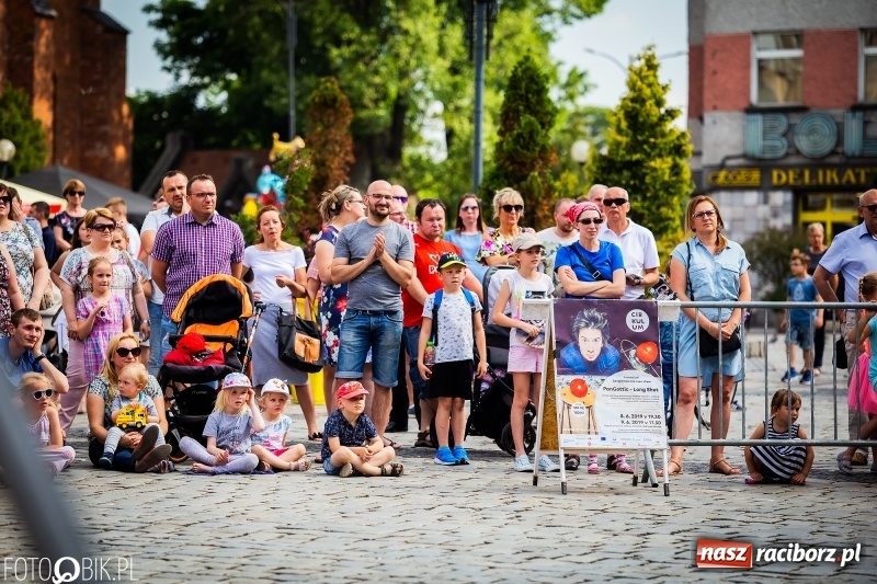 Zdjęcie w galerii na portalu naszraciborz.pl: Cyrkowe popisy na raciborskim Rynku [FOTO i WIDEO]  wiadomości z regionu