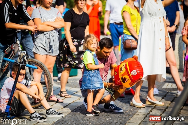 Zdjęcie w galerii na portalu naszraciborz.pl: Cyrkowe popisy na raciborskim Rynku [FOTO i WIDEO]  wiadomości z regionu