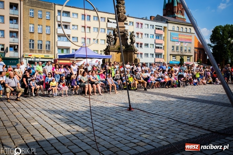 Zdjęcie w galerii na portalu naszraciborz.pl: Cyrkowe popisy na raciborskim Rynku [FOTO i WIDEO]  wiadomości z regionu