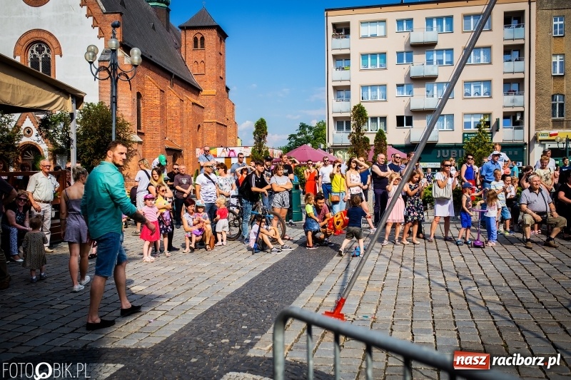 Zdjęcie w galerii na portalu naszraciborz.pl: Cyrkowe popisy na raciborskim Rynku [FOTO i WIDEO]  wiadomości z regionu