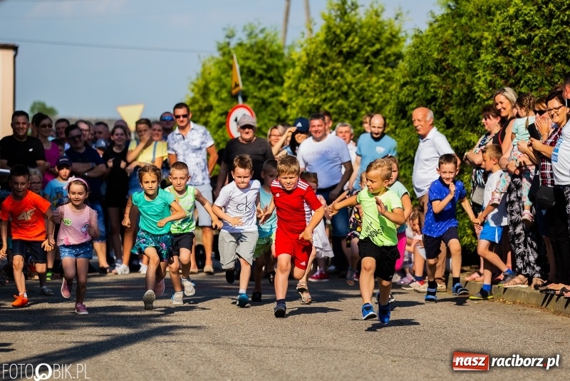 Zdjęcie w galerii na portalu naszraciborz.pl: Bieg o Puchar Burmistrza podczas festynu w Borucinie wiadomości z regionu