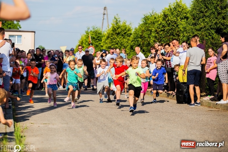Zdjęcie w galerii na portalu naszraciborz.pl: Bieg o Puchar Burmistrza podczas festynu w Borucinie wiadomości z regionu