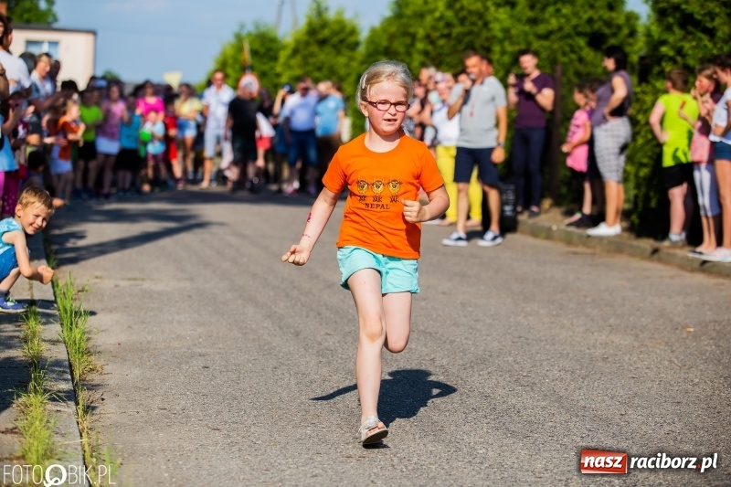 Zdjęcie w galerii na portalu naszraciborz.pl: Bieg o Puchar Burmistrza podczas festynu w Borucinie wiadomości z regionu