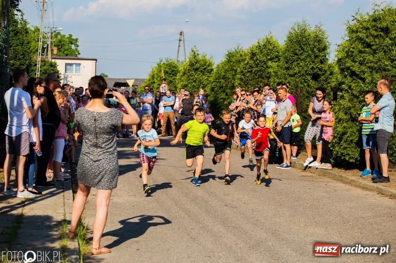 Zdjęcie w galerii na portalu naszraciborz.pl: Bieg o Puchar Burmistrza podczas festynu w Borucinie wiadomości z regionu