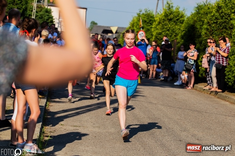 Zdjęcie w galerii na portalu naszraciborz.pl: Bieg o Puchar Burmistrza podczas festynu w Borucinie wiadomości z regionu
