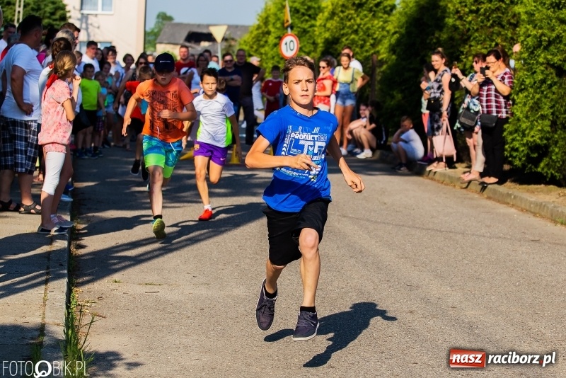 Zdjęcie w galerii na portalu naszraciborz.pl: Bieg o Puchar Burmistrza podczas festynu w Borucinie wiadomości z regionu