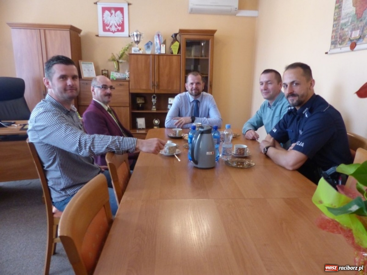 Zdjęcie w galerii na portalu naszraciborz.pl: Dzielnicowy z Krzanowic pożegnał się z władzami gminy wiadomości z regionu