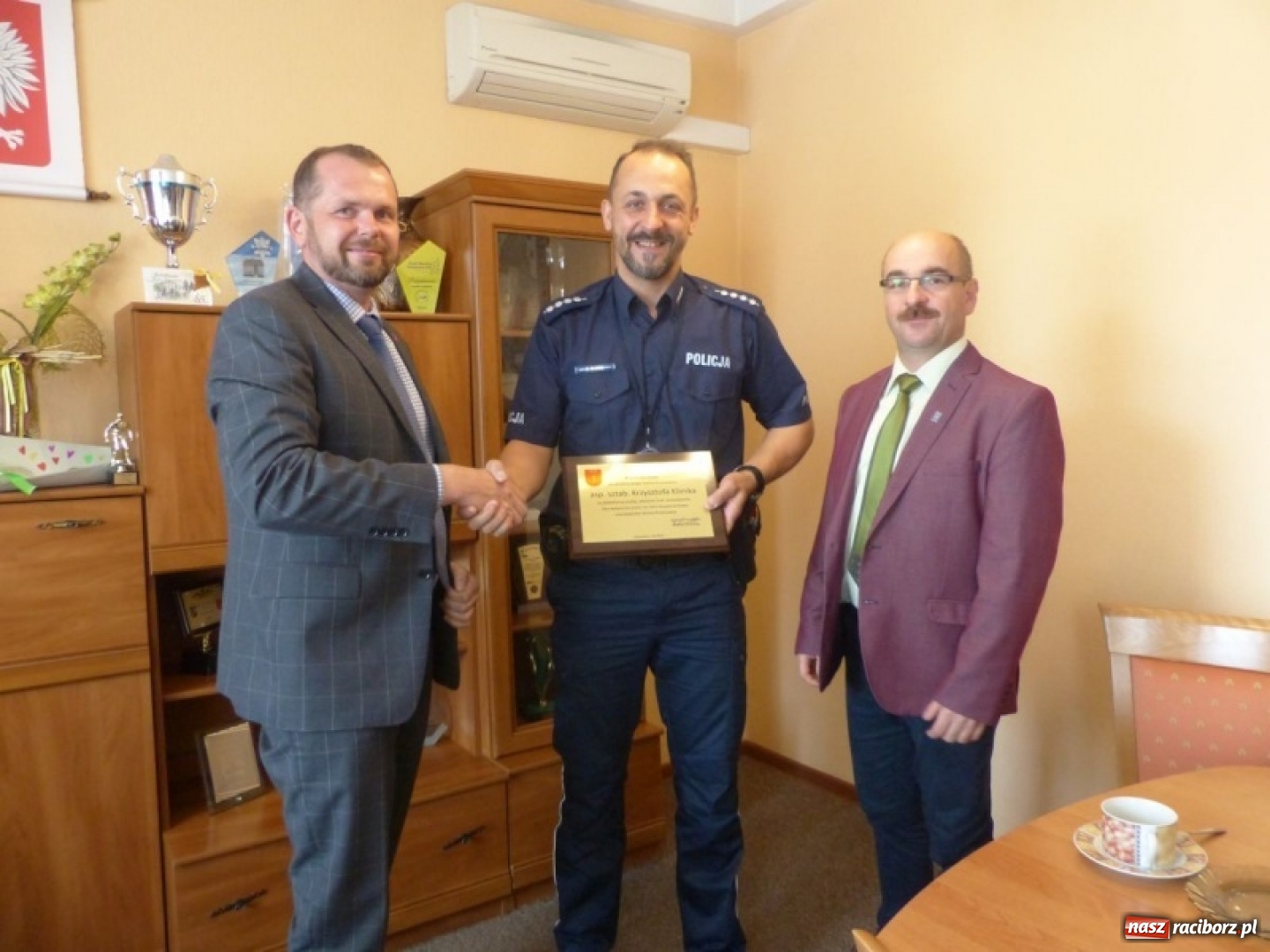 Zdjęcie w galerii na portalu naszraciborz.pl: Dzielnicowy z Krzanowic pożegnał się z władzami gminy wiadomości z regionu