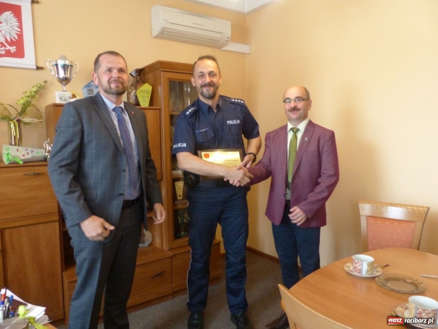 Zdjęcie w galerii na portalu naszraciborz.pl: Dzielnicowy z Krzanowic pożegnał się z władzami gminy wiadomości z regionu