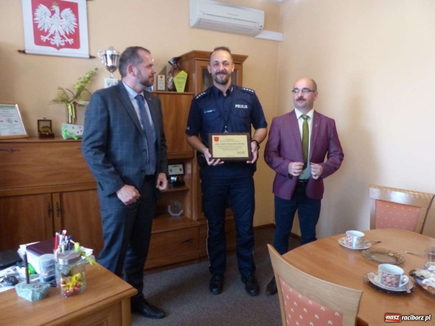 Zdjęcie w galerii na portalu naszraciborz.pl: Dzielnicowy z Krzanowic pożegnał się z władzami gminy wiadomości z regionu