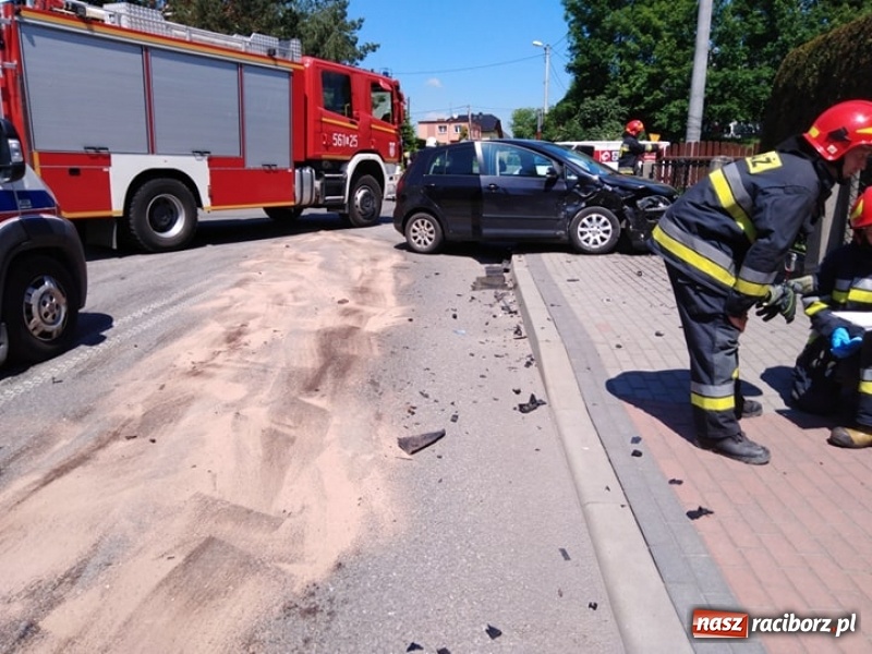 Zdjęcie w galerii na portalu naszraciborz.pl: Audi A6 i golf zderzyły się w Pawłowie  wiadomości z regionu