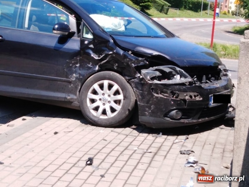 Zdjęcie w galerii na portalu naszraciborz.pl: Audi A6 i golf zderzyły się w Pawłowie  wiadomości z regionu