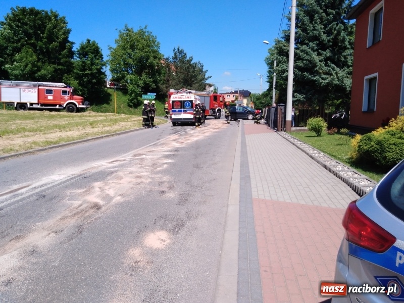 Zdjęcie w galerii na portalu naszraciborz.pl: Audi A6 i golf zderzyły się w Pawłowie  wiadomości z regionu