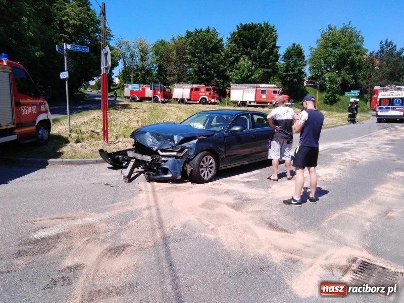 Zdjęcie w galerii na portalu naszraciborz.pl: Audi A6 i golf zderzyły się w Pawłowie  wiadomości z regionu