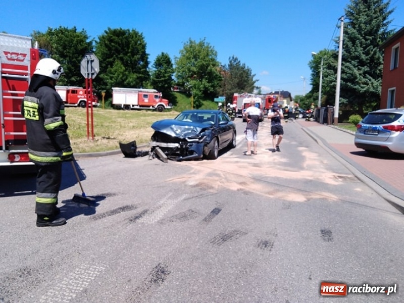 Zdjęcie w galerii na portalu naszraciborz.pl: Audi A6 i golf zderzyły się w Pawłowie  wiadomości z regionu