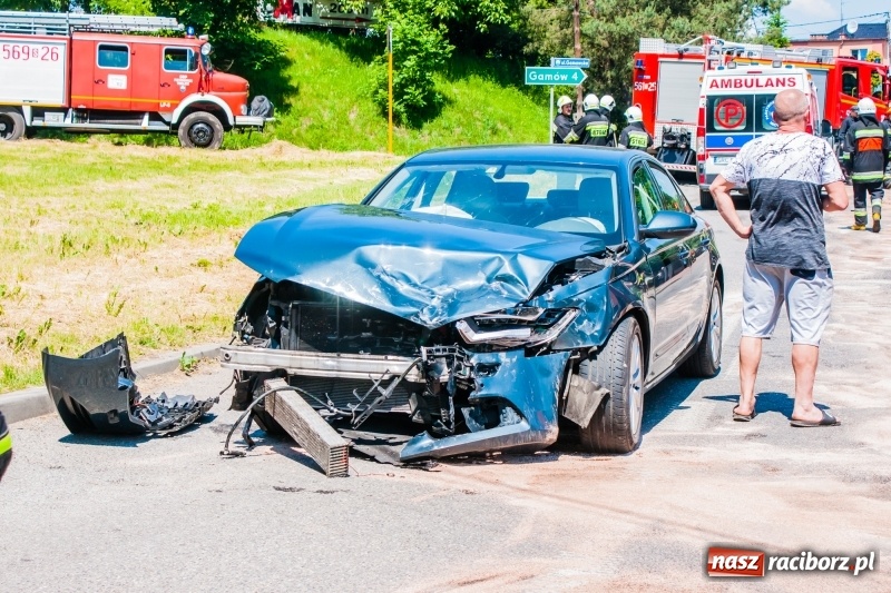 Zdjęcie w galerii na portalu naszraciborz.pl: Audi A6 i golf zderzyły się w Pawłowie  wiadomości z regionu