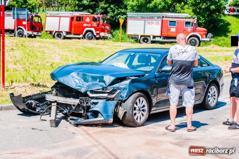 Zdjęcie w galerii na portalu naszraciborz.pl: Audi A6 i golf zderzyły się w Pawłowie  wiadomości z regionu