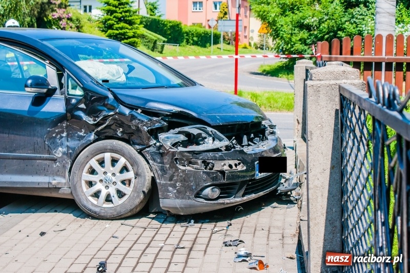 Zdjęcie w galerii na portalu naszraciborz.pl: Audi A6 i golf zderzyły się w Pawłowie  wiadomości z regionu