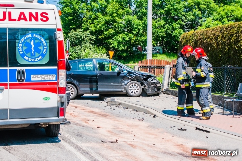 Zdjęcie w galerii na portalu naszraciborz.pl: Audi A6 i golf zderzyły się w Pawłowie  wiadomości z regionu