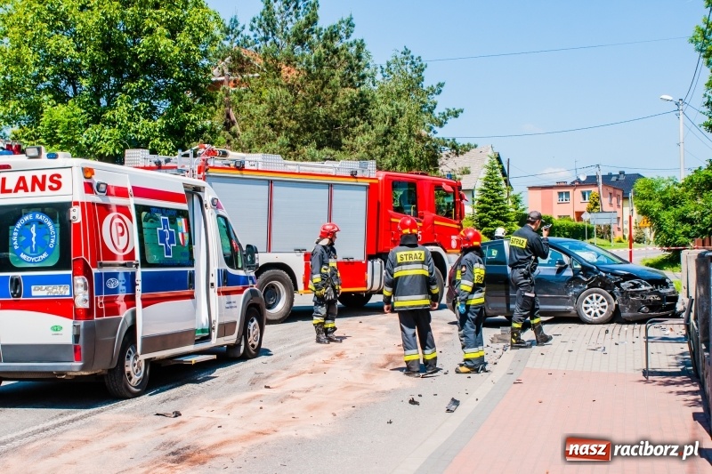 Zdjęcie w galerii na portalu naszraciborz.pl: Audi A6 i golf zderzyły się w Pawłowie  wiadomości z regionu