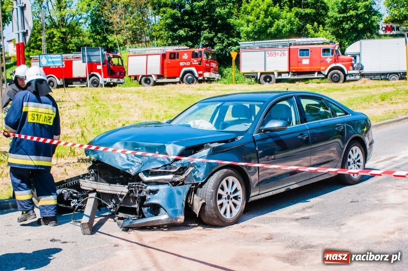 Zdjęcie w galerii na portalu naszraciborz.pl: Audi A6 i golf zderzyły się w Pawłowie  wiadomości z regionu