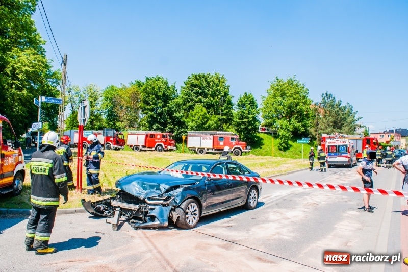 Zdjęcie w galerii na portalu naszraciborz.pl: Audi A6 i golf zderzyły się w Pawłowie  wiadomości z regionu