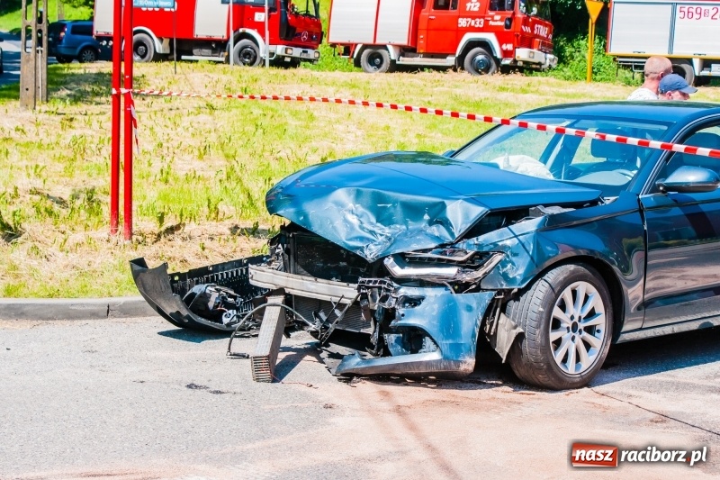 Zdjęcie w galerii na portalu naszraciborz.pl: Audi A6 i golf zderzyły się w Pawłowie  wiadomości z regionu