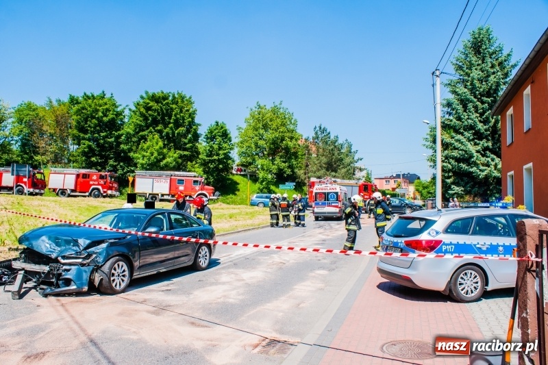 Zdjęcie w galerii na portalu naszraciborz.pl: Audi A6 i golf zderzyły się w Pawłowie  wiadomości z regionu