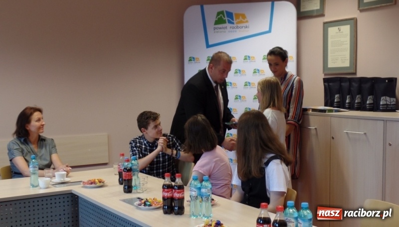 Zdjęcie w galerii na portalu naszraciborz.pl: Starosta spotkał się z Mistrzami Ortografii wiadomości z regionu