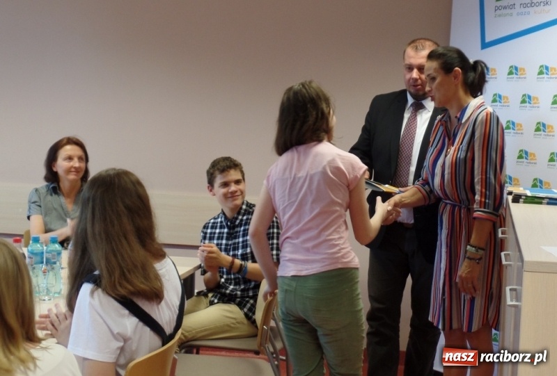 Zdjęcie w galerii na portalu naszraciborz.pl: Starosta spotkał się z Mistrzami Ortografii wiadomości z regionu