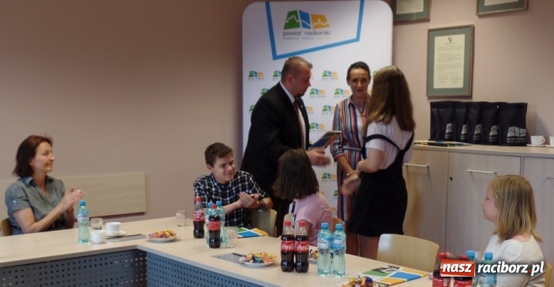 Zdjęcie w galerii na portalu naszraciborz.pl: Starosta spotkał się z Mistrzami Ortografii wiadomości z regionu