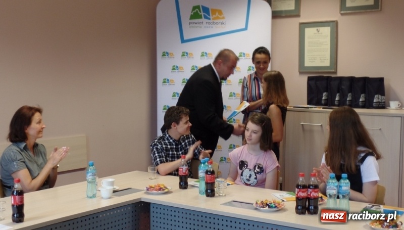 Zdjęcie w galerii na portalu naszraciborz.pl: Starosta spotkał się z Mistrzami Ortografii wiadomości z regionu