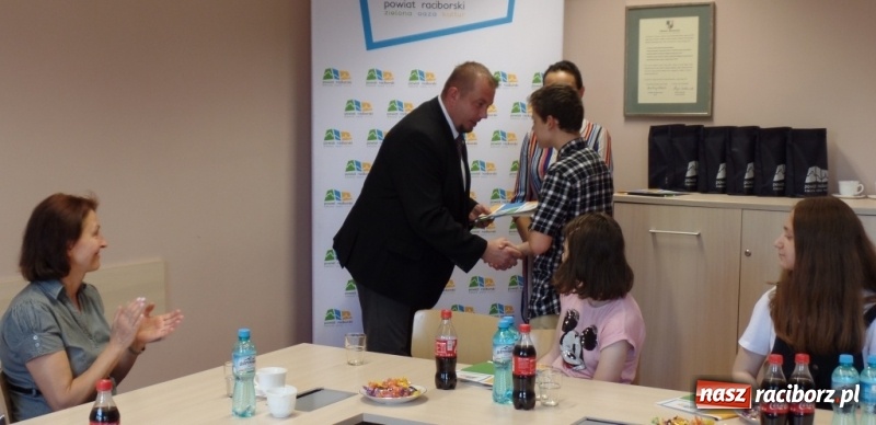 Zdjęcie w galerii na portalu naszraciborz.pl: Starosta spotkał się z Mistrzami Ortografii wiadomości z regionu