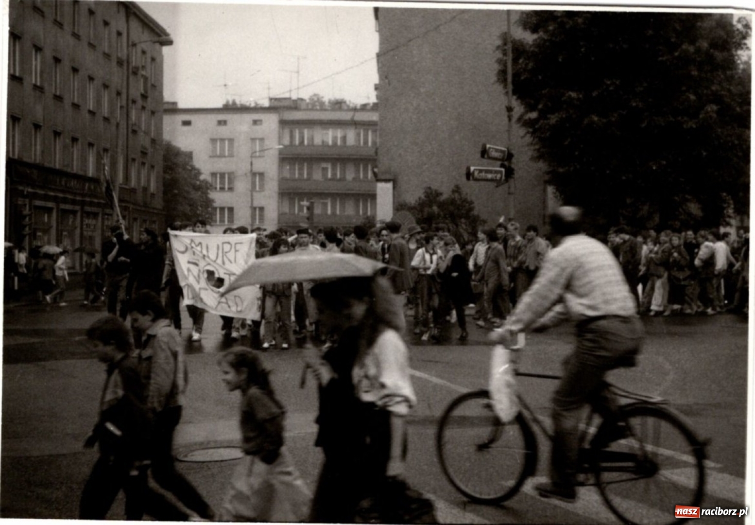 Zdjęcie w galerii na portalu naszraciborz.pl: SMURF NOT DEAD. Grono Młodzieży Niezależnej z Raciborza. Wspomnienie buntu wiadomości z regionu