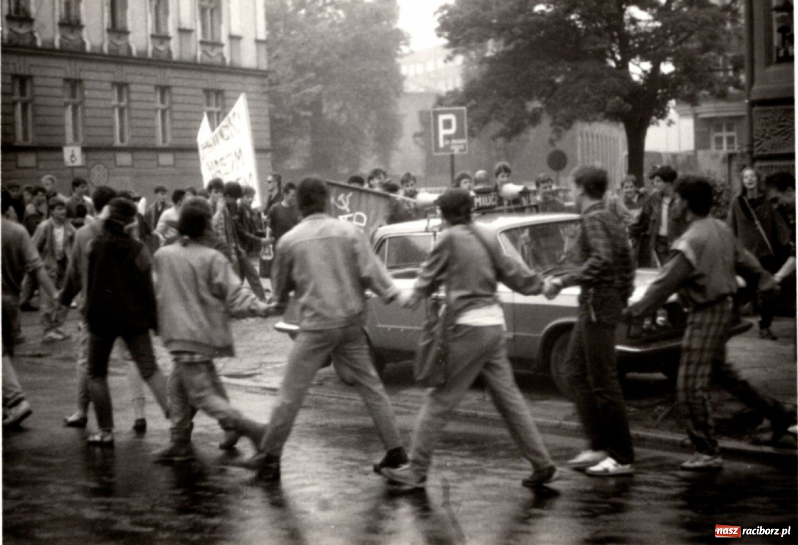 Zdjęcie w galerii na portalu naszraciborz.pl: SMURF NOT DEAD. Grono Młodzieży Niezależnej z Raciborza. Wspomnienie buntu wiadomości z regionu