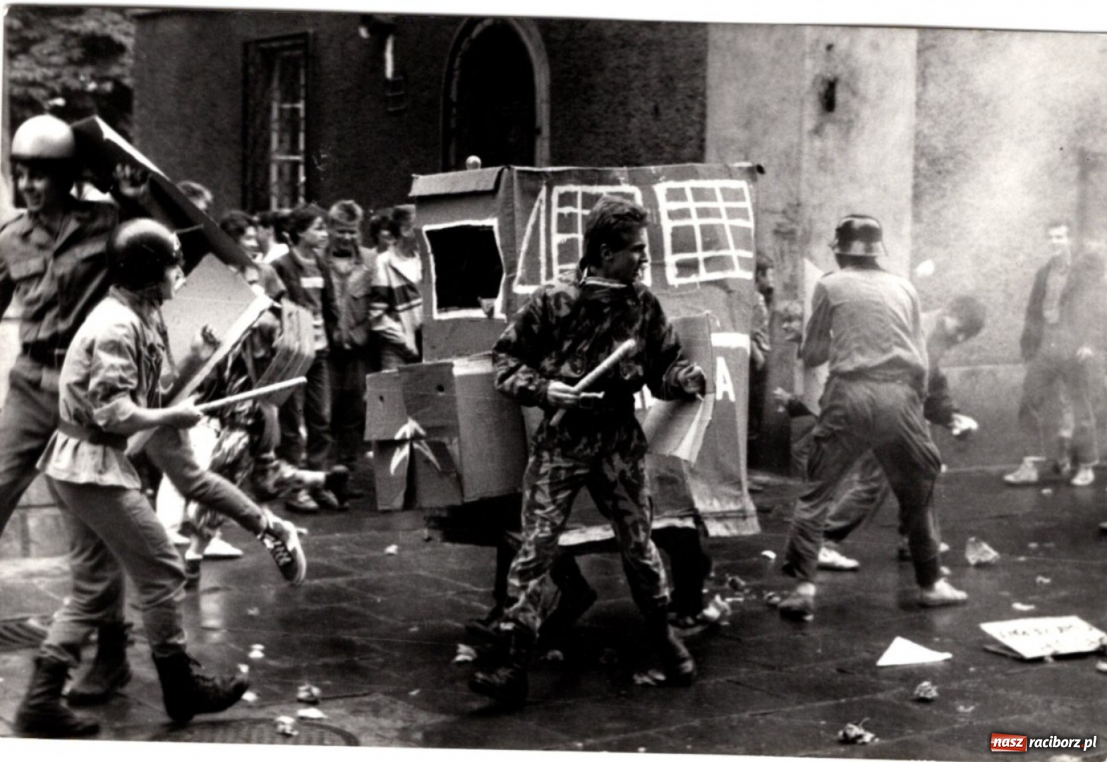 Zdjęcie w galerii na portalu naszraciborz.pl: SMURF NOT DEAD. Grono Młodzieży Niezależnej z Raciborza. Wspomnienie buntu wiadomości z regionu