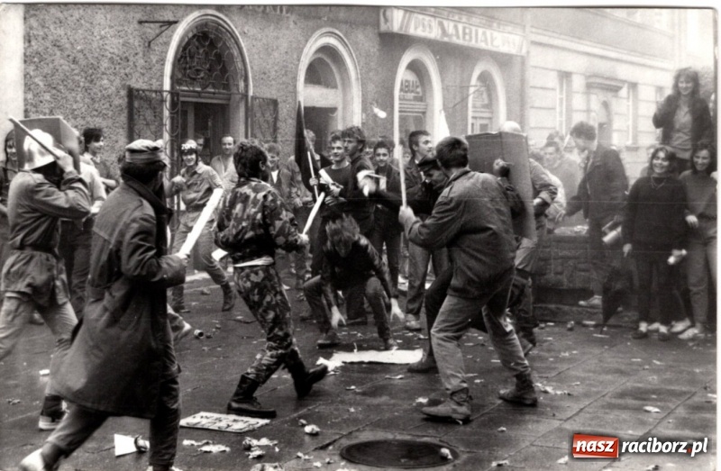 Zdjęcie w galerii na portalu naszraciborz.pl: SMURF NOT DEAD. Grono Młodzieży Niezależnej z Raciborza. Wspomnienie buntu wiadomości z regionu