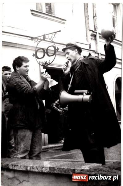 Zdjęcie w galerii na portalu naszraciborz.pl: SMURF NOT DEAD. Grono Młodzieży Niezależnej z Raciborza. Wspomnienie buntu wiadomości z regionu