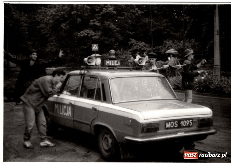 Zdjęcie w galerii na portalu naszraciborz.pl: SMURF NOT DEAD. Grono Młodzieży Niezależnej z Raciborza. Wspomnienie buntu wiadomości z regionu