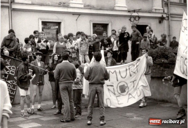 Zdjęcie w galerii na portalu naszraciborz.pl: SMURF NOT DEAD. Grono Młodzieży Niezależnej z Raciborza. Wspomnienie buntu wiadomości z regionu