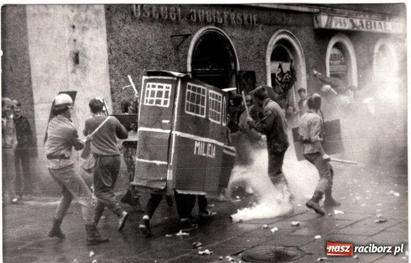 Zdjęcie w galerii na portalu naszraciborz.pl: SMURF NOT DEAD. Grono Młodzieży Niezależnej z Raciborza. Wspomnienie buntu wiadomości z regionu