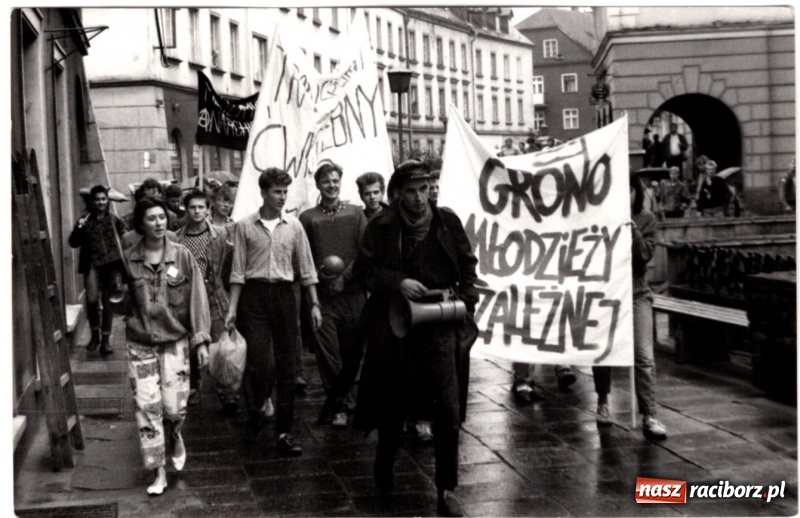 Zdjęcie w galerii na portalu naszraciborz.pl: SMURF NOT DEAD. Grono Młodzieży Niezależnej z Raciborza. Wspomnienie buntu wiadomości z regionu