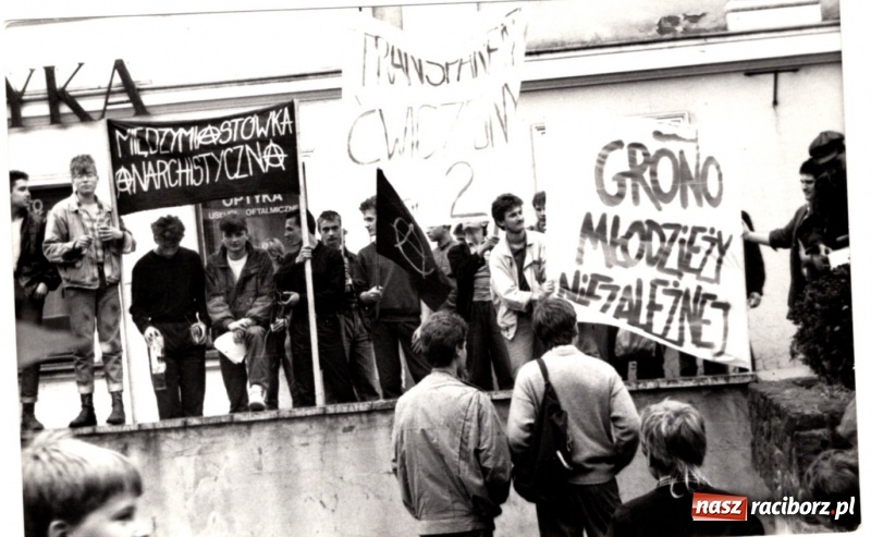 Zdjęcie w galerii na portalu naszraciborz.pl: SMURF NOT DEAD. Grono Młodzieży Niezależnej z Raciborza. Wspomnienie buntu wiadomości z regionu