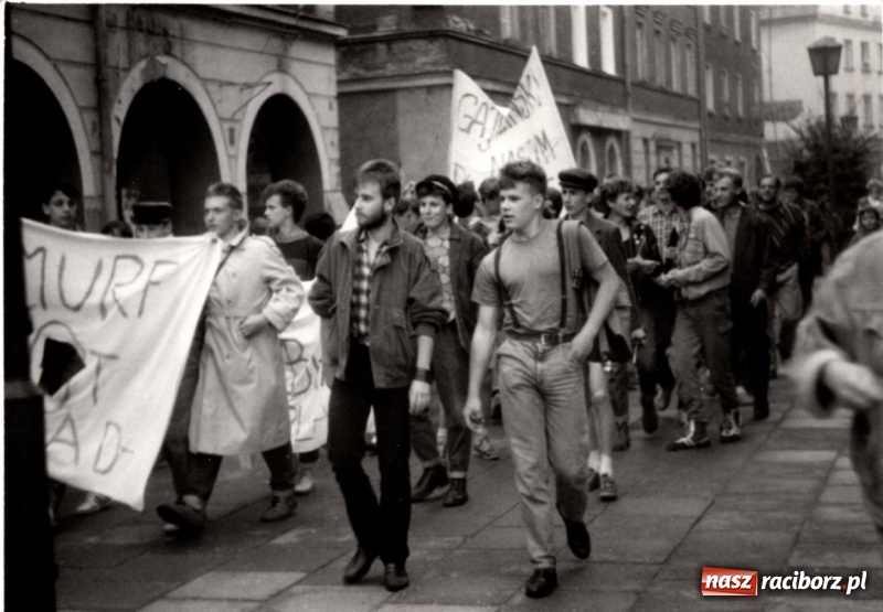 Zdjęcie w galerii na portalu naszraciborz.pl: SMURF NOT DEAD. Grono Młodzieży Niezależnej z Raciborza. Wspomnienie buntu wiadomości z regionu